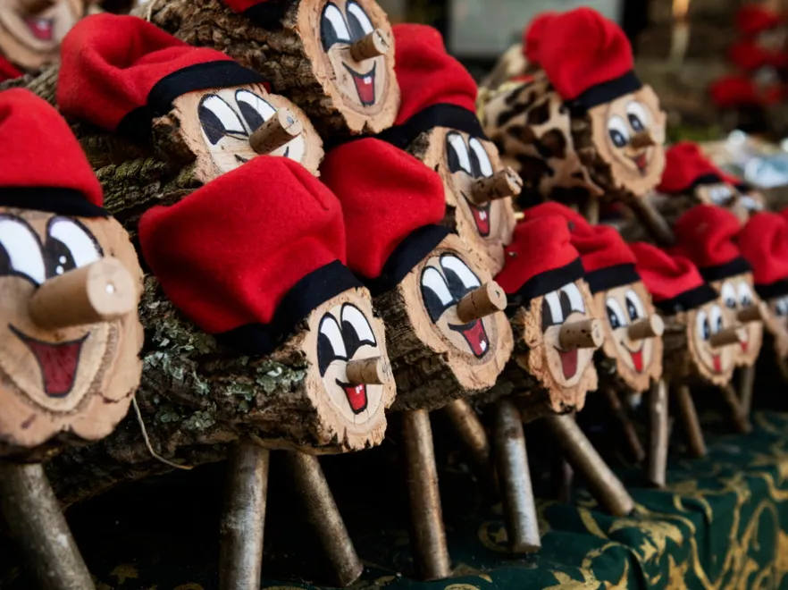 Miotły, rolki, tour po pubach. 6 najciekawszych tradycji świątecznych z różnych stron świata