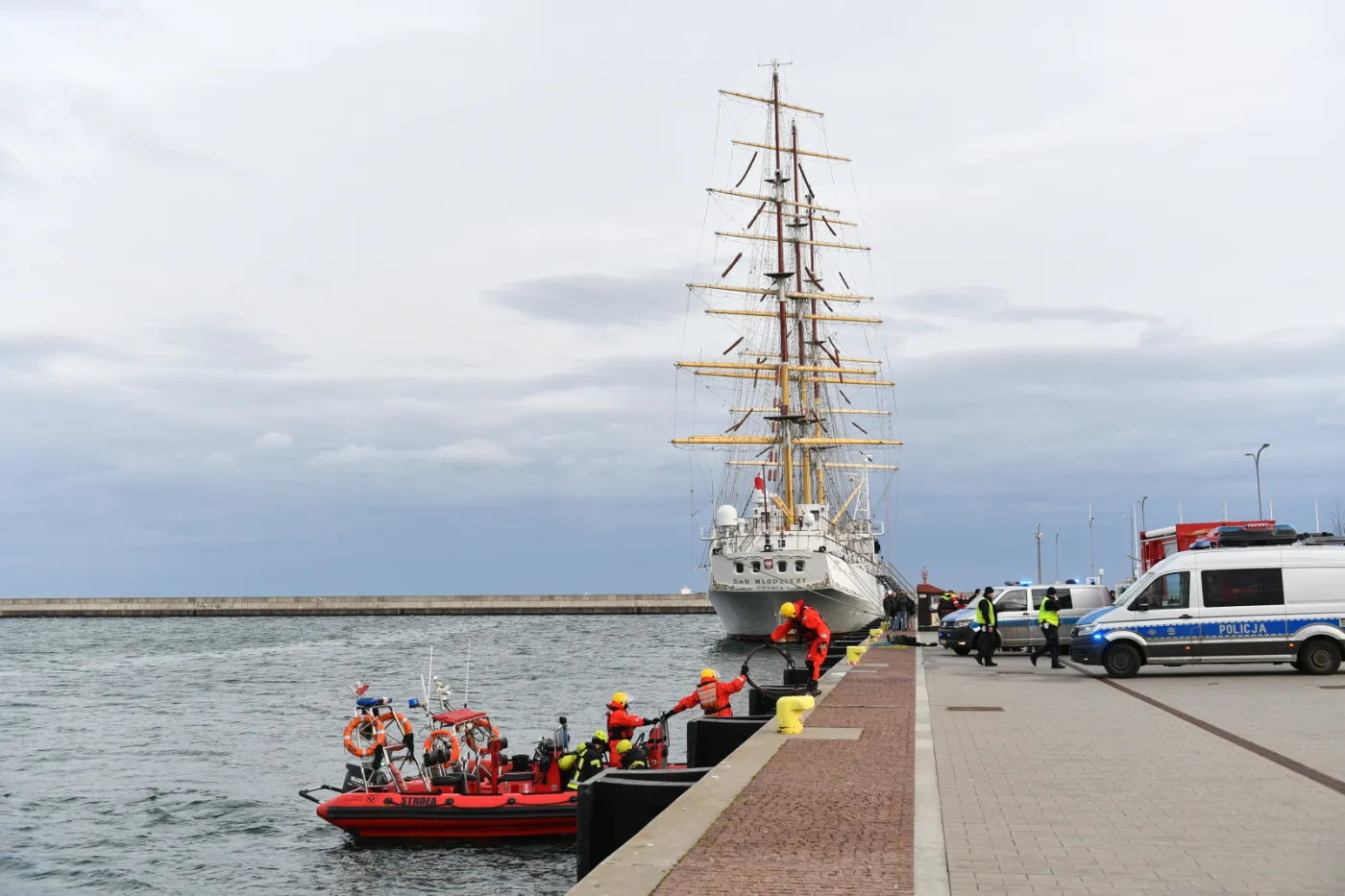 Ratownicy wyławiają samochód z basenu portowego w Gdyni