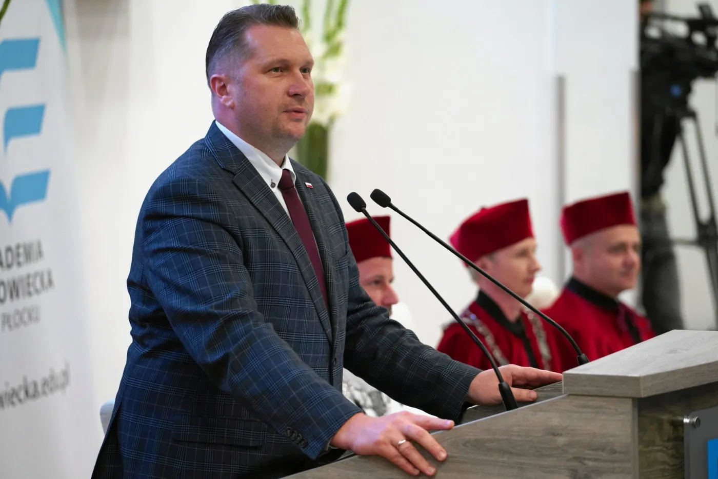 Podkręcone liczby Czarnka. Zamiast zwolnień nauczycieli...