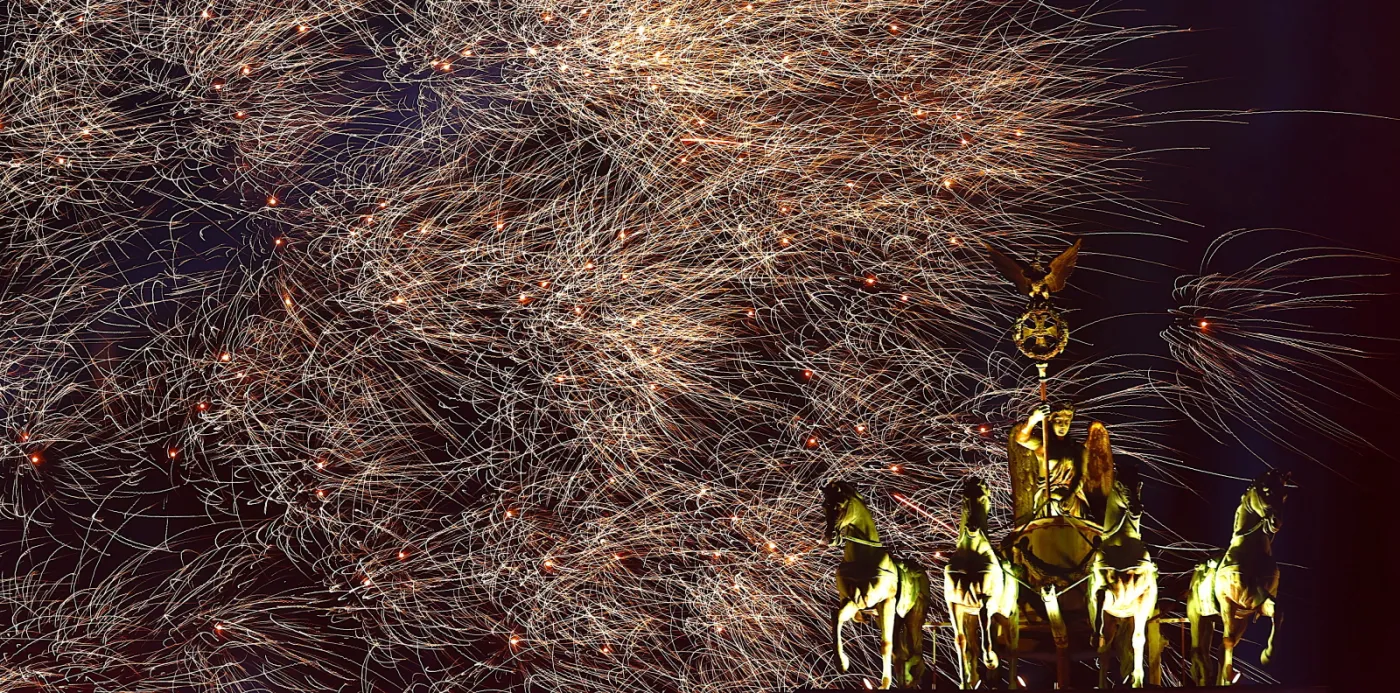 Pierwszy sylwester bez obostrzeń. W Berlinie puściły nerwy, w ratowników rzucano skrzynkami z piwem