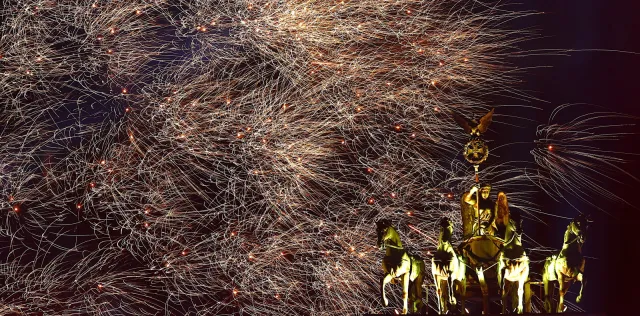 Pierwszy sylwester bez obostrzeń. W Berlinie puściły nerwy, w ratowników rzucano skrzynkami z piwem