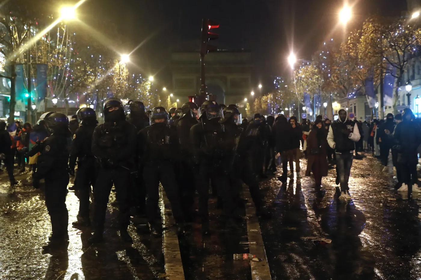 Masa aresztowań we Francji po finale MŚ. Zamieszki na Polach Elizejskich