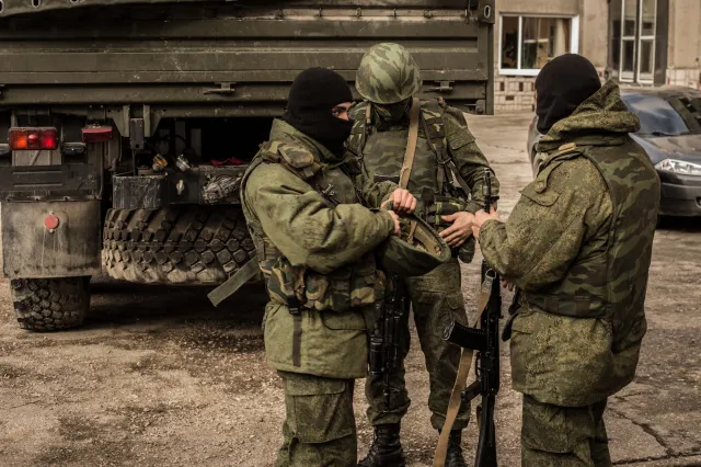 Rosyjscy żołnierze gwałcili kobietę na oczach jej syna. Ofiara zmarła