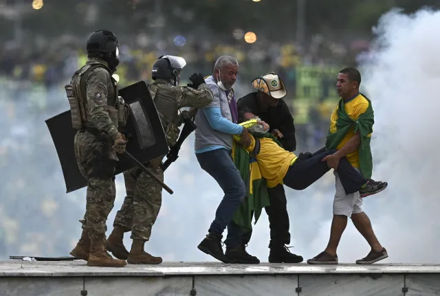 Zamieszki w Brazylii. Policja przejęła kontrolę. Bolsonaro skrytykował atak