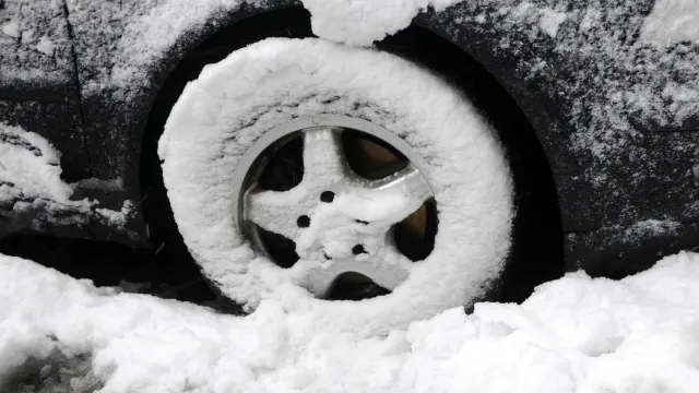 Powrót zimy. Trudne warunki na drogach [PROGNOZA POGODY]