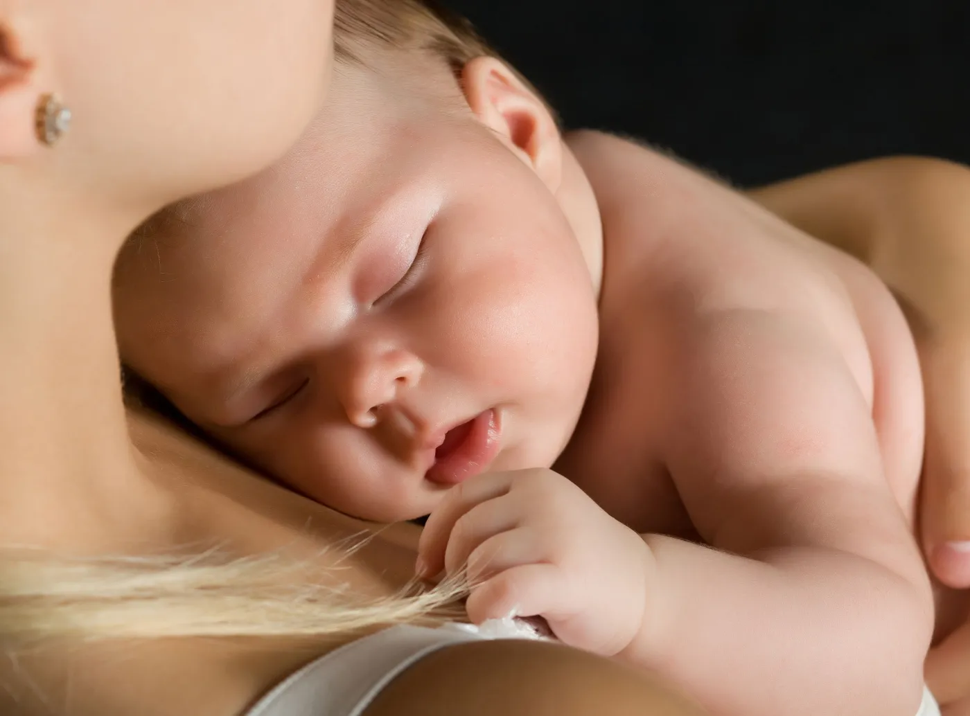 Dlaczego dzieciom urodzonym przez cesarskie cięcie trzeba podawać probiotyki? Lekarz wyjaśnia