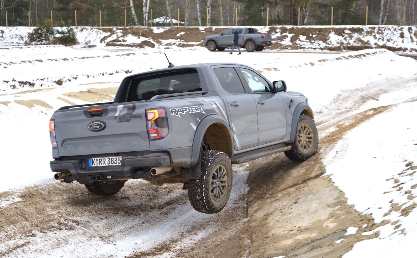 ford-ranger-raptor-37706741.jpg