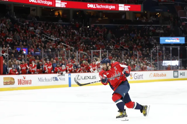 Owieczkin zdobył 812. bramkę w NHL. Hat-tricki Schmaltza i Vatrano [WIDEO]