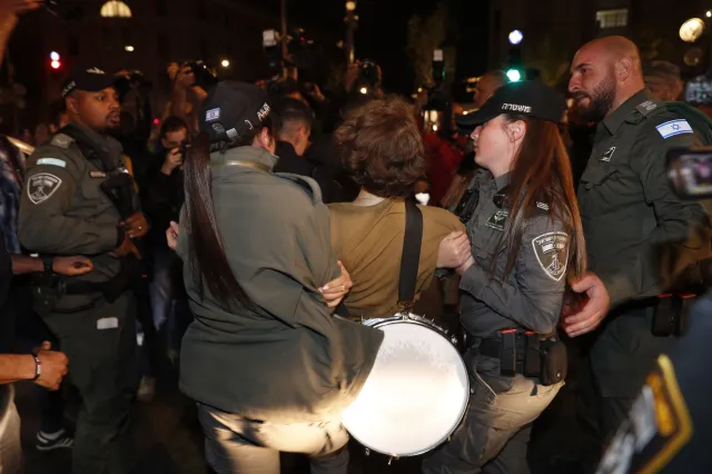 Protest przed salonem fryzjerskim w Izraelu. Premier Netanjahu oburzony "atakiem" na żonę