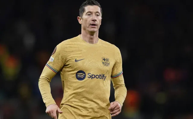 Hiszpańskie media: Lewandowski coraz bardziej oddala się od zespołu Barcy