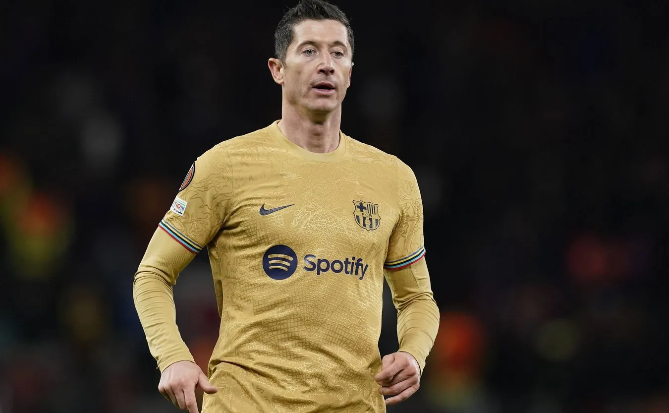 Hiszpańskie media: Lewandowski coraz bardziej oddala się od zespołu Barcy