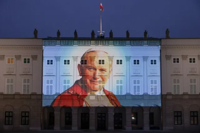 Na fasadzie Pałacu Prezydenckiego wyświetlono zdjęcie Jana Pawła II