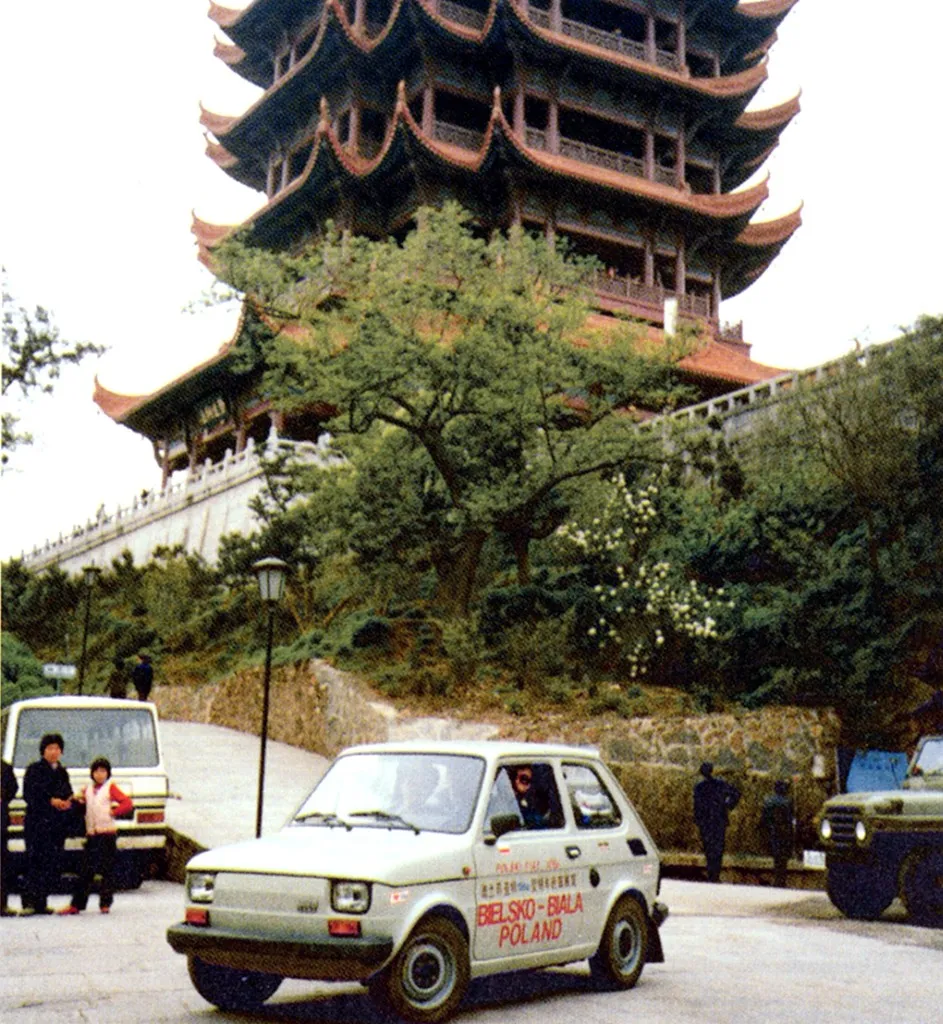 fiat-126p-w-chinach-37743398.jpg