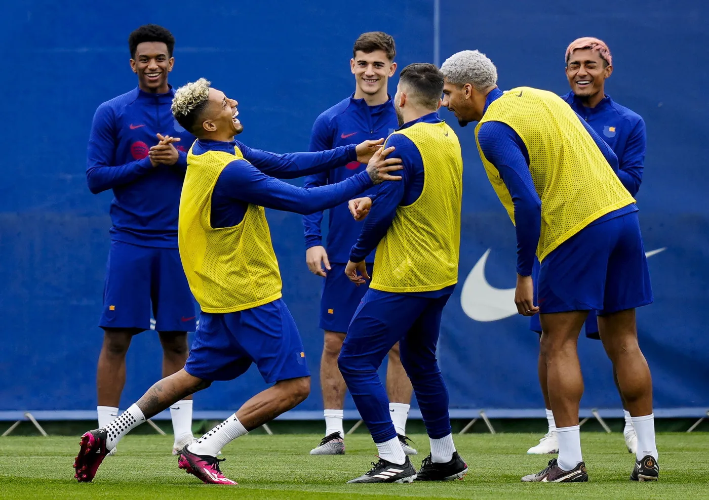 Lewandowski w El Clasico bez wsparcia Dembele i Pedriego