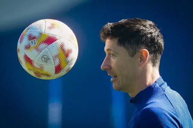 Robert Lewandowski i Barcelona w derbach mają okazję do rehabilitacji