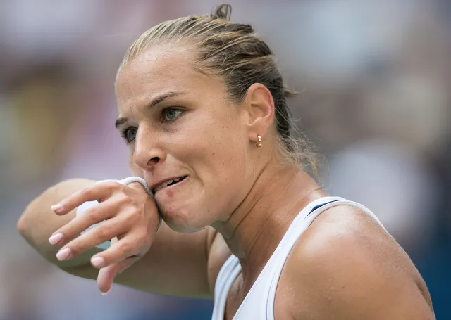 Piękna tenisistka odsłoniła piersi. Widok nie wszystkim przypadł do gustu [FOTO]