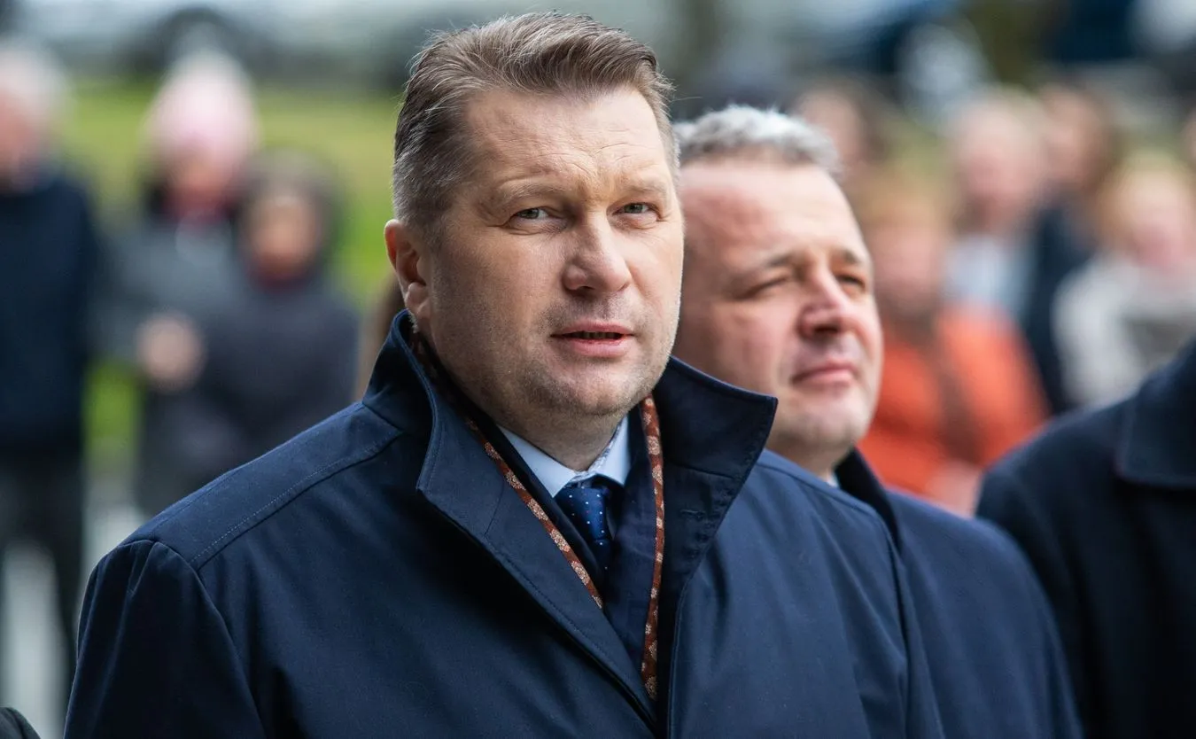 "Wielu rodziców chętnie by mu dało w twarz". Polityk KO ostro komentuje słowa ministra Czarnka