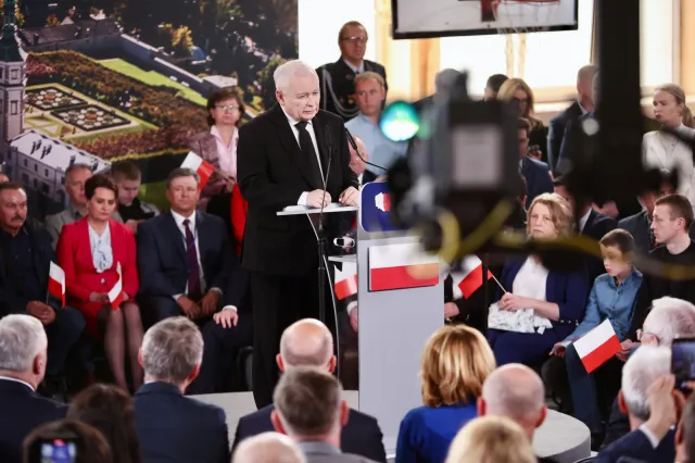 Kaczyński: Tusk był gotów powiedzieć, że "niech ludzie umierają z głodu", jest to na piśmie