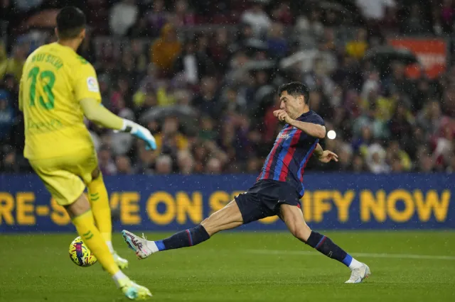 Barcelona gromi Betis. Trafienie Lewandowskiego [WIDEO]