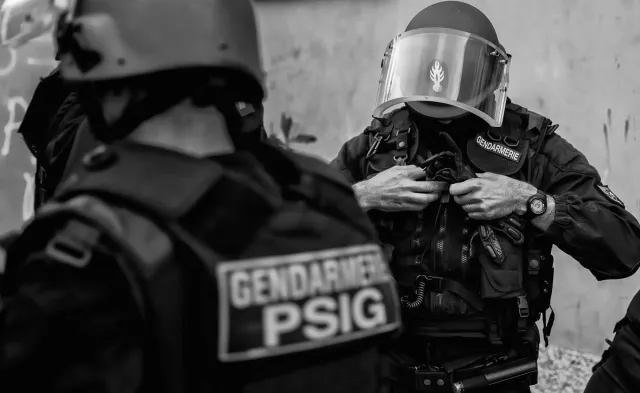 Zaatakował nożem funkcjonariuszki krzycząc "Allahu akbar". Został postrzelony