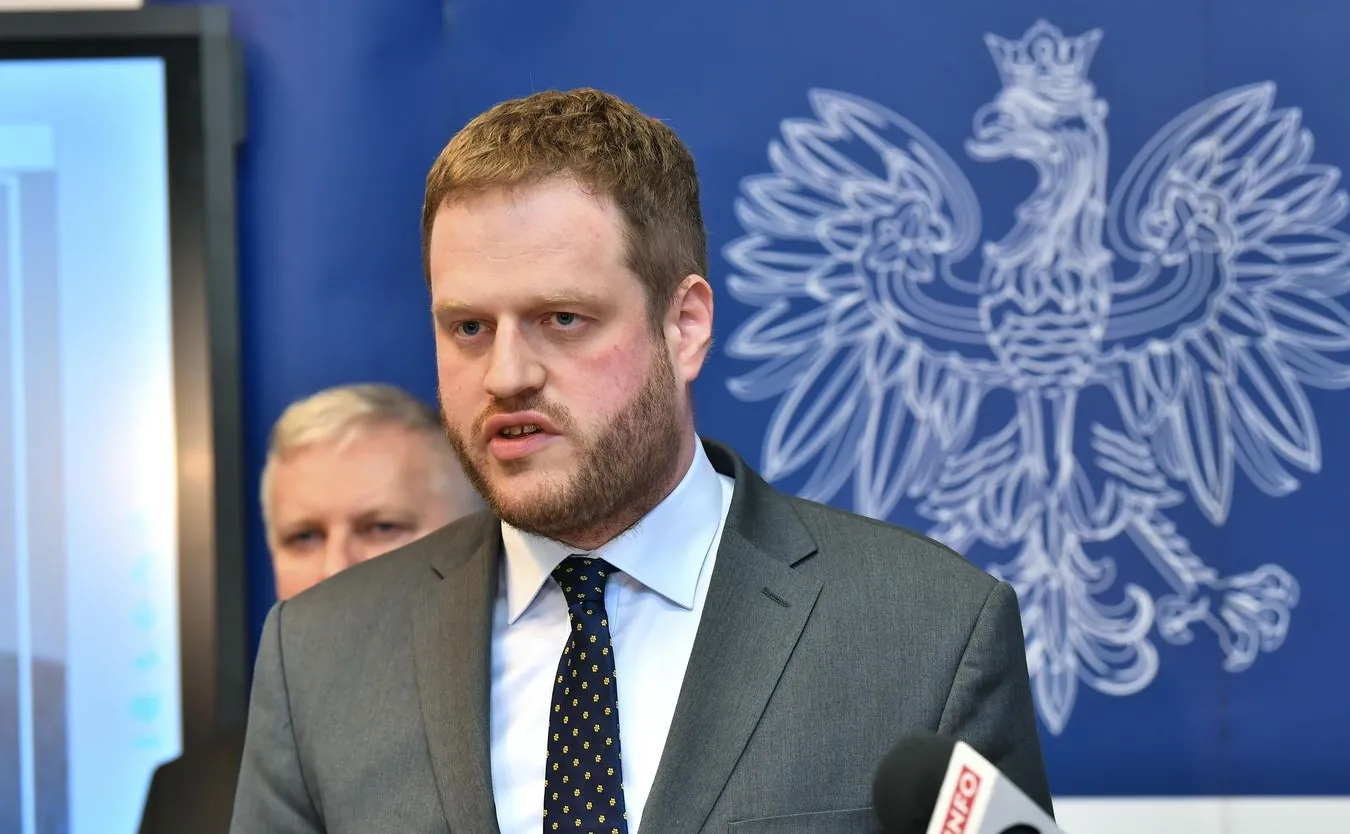 Tusk mówi o fałszowaniu wyborów. Cieszyński mu odpowiada