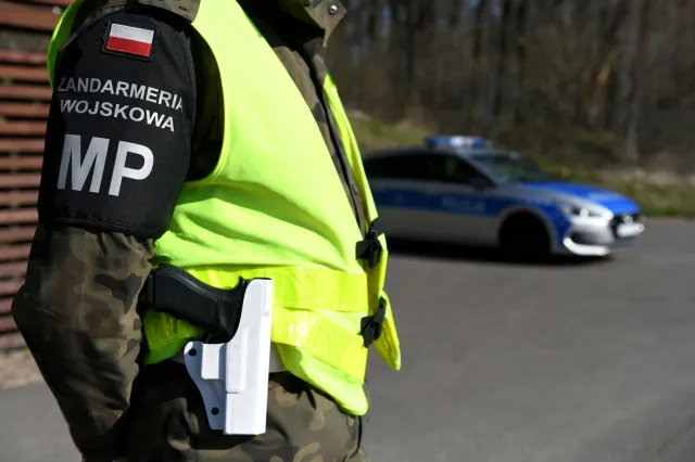 Nieznany obiekt w lesie koło Bydgoszczy. "Ma rosyjskie napisy"