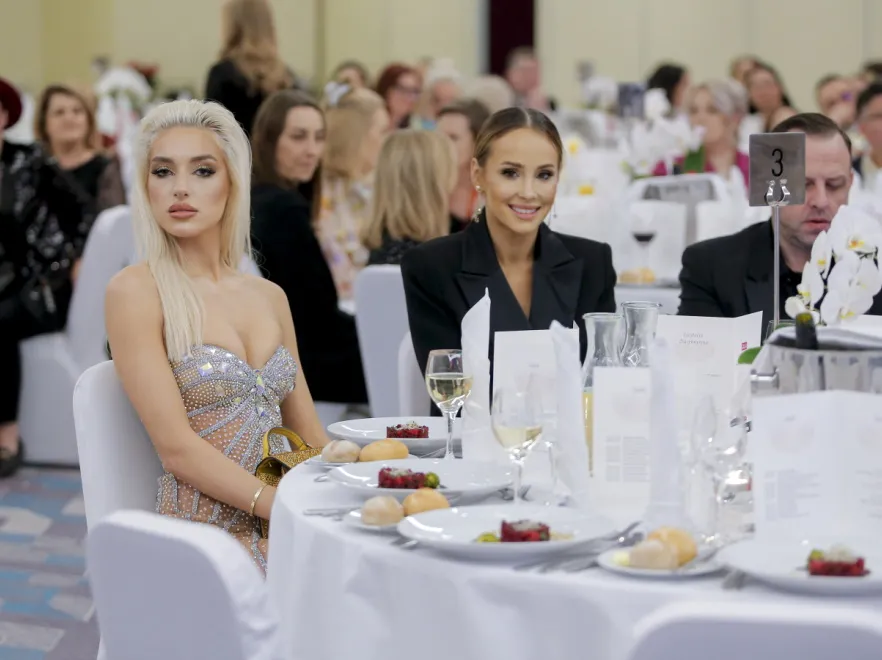 Z ziemi zamorskiej do Polski: Caroline Derpieński zaserwowała warszawskim salonom solidną dawkę nagości [FOTO]