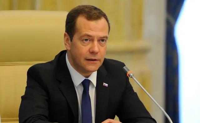 Miedwiediew atakuje Francję. Dostało się też Polsce. "Kijowski ćpun"