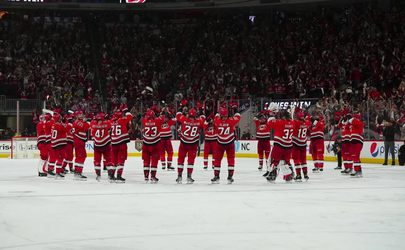Hurricanes pierwsi w finale konferencji Wschodniej Ligi NHL