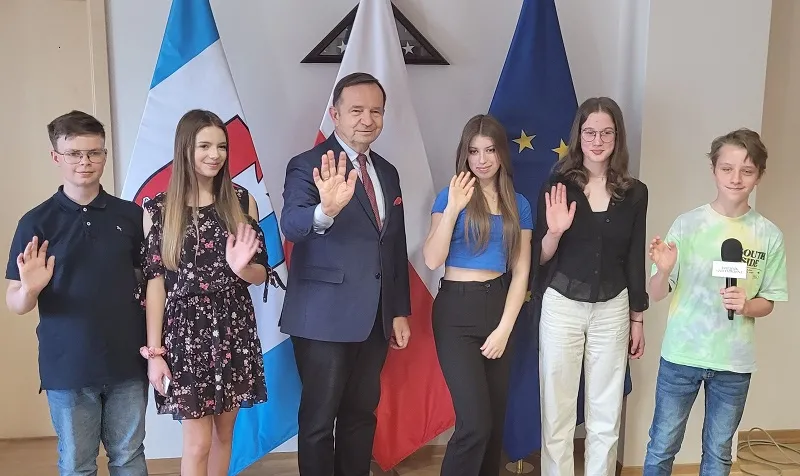 podkarpacie-marszalek-wladyslaw-ortyl-z-dzieciakami-37815721.jpg