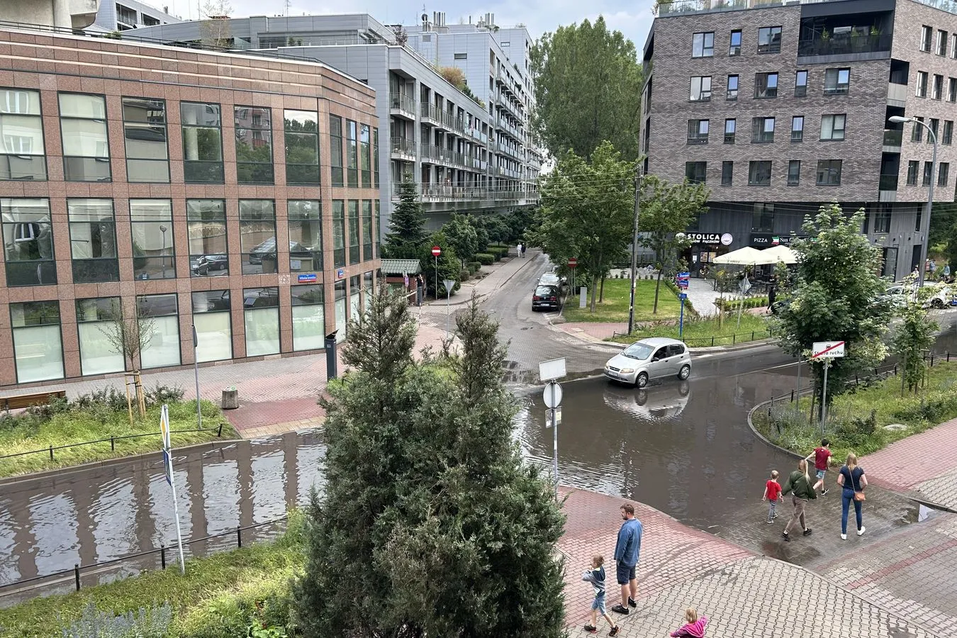 Burze i ulewy przeszły nad Warszawą. Uwaga na lokalne podtopienia