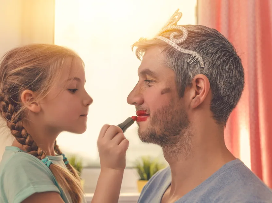 Tatuś nie ma lekko. Psycholog o skutkach tego, że droga od ojca do dziecka zawsze wiedzie przez matkę...