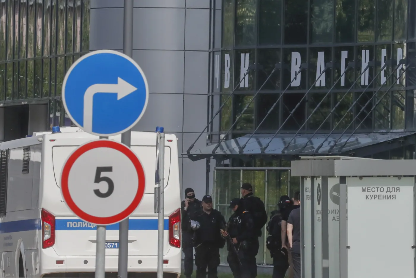 Służby przed biurem Grupy Wagnera w Sankt Petersburgu