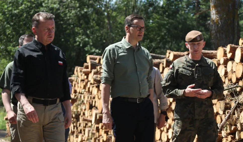 Mateusz Morawiecki i Mariusz Błaszczak w Krynkach. W drodze powrotnej radiowóz z kolumny rządowej miał wypadek