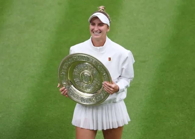 Piwo i tatuaże. Tak Vondrousova świętuje wygraną na Wimbledonie