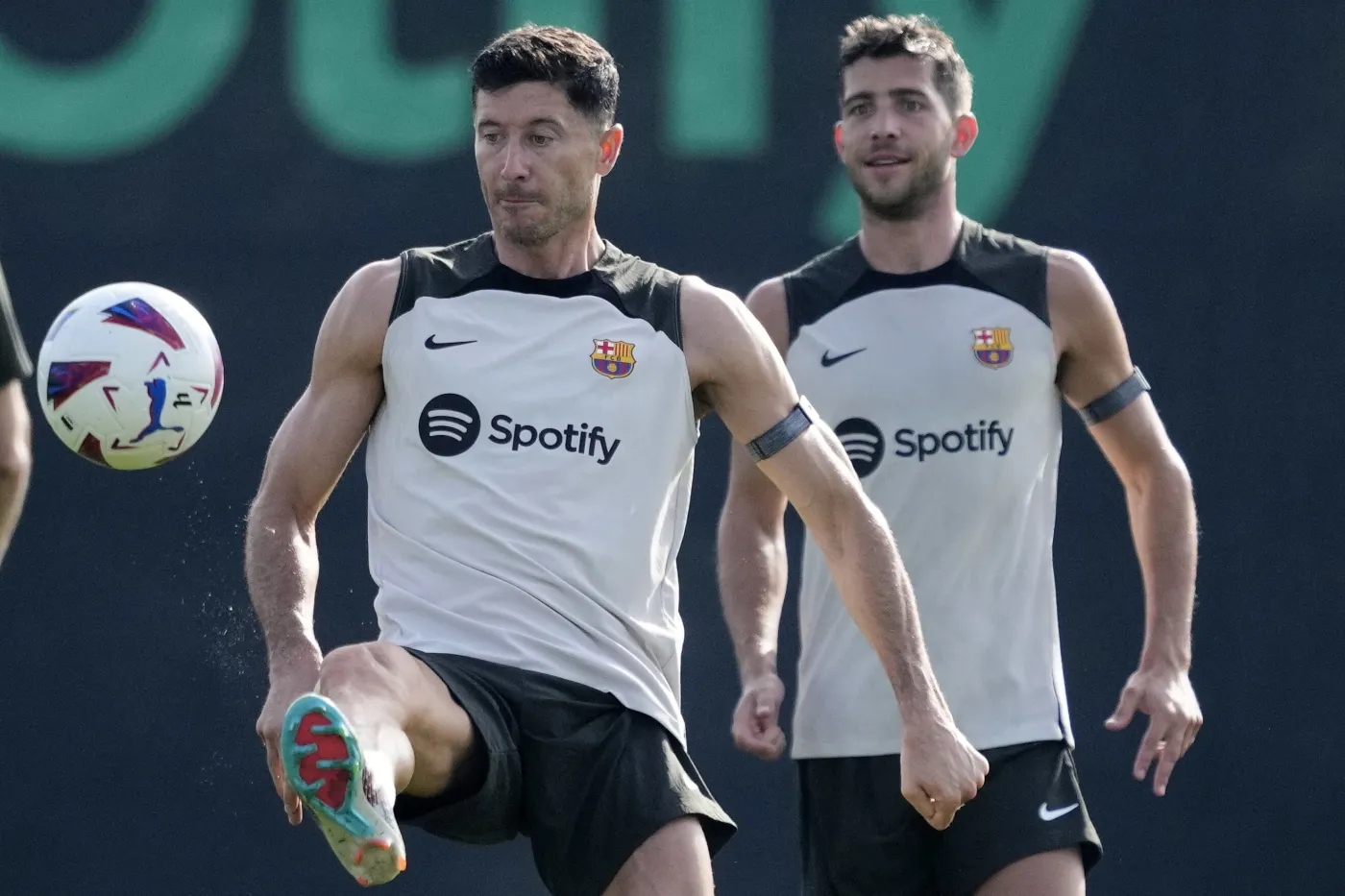 Robert Lewandowski na urlopie nie przytył. Jego muskulatura robi wrażenie [FOTO]