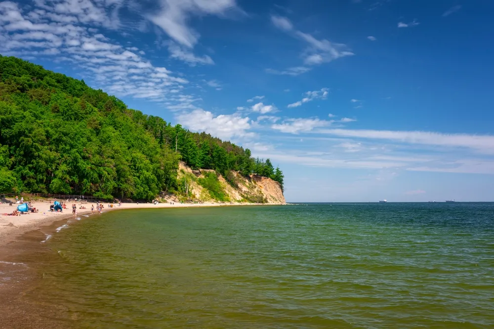 Mężczyzna spadł z klifu w Orłowie. Kiedy przyjechali ratownicy był już na plaży