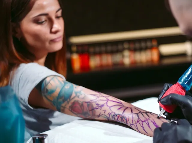 Tatuaż prawdę ci powie... Zbadano, jakimi hasłami i motywami najczęściej ozdabia się skórę na całym świecie