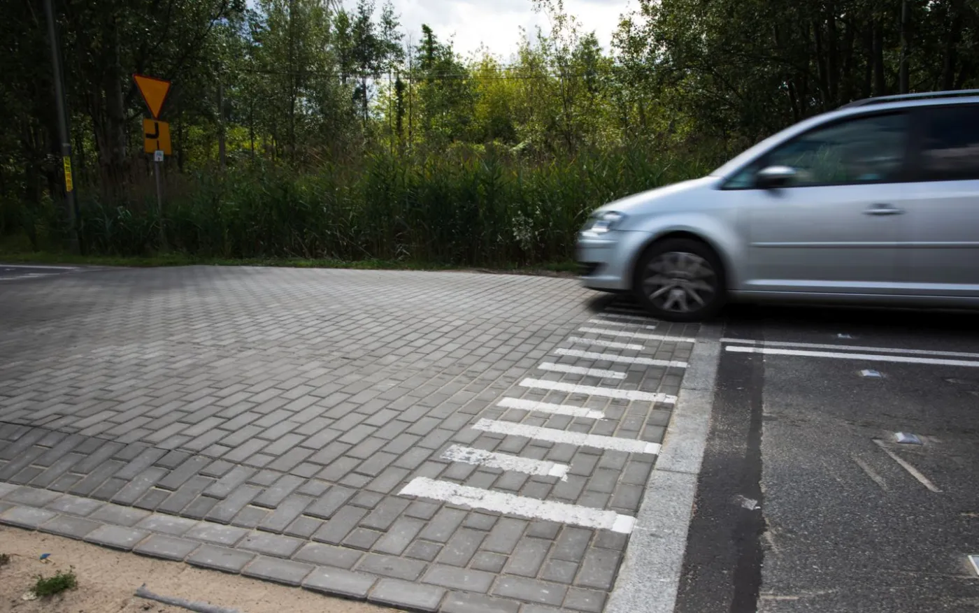 Nowy typ progów w Warszawie. Spowalniają, ale nie urwiesz kół