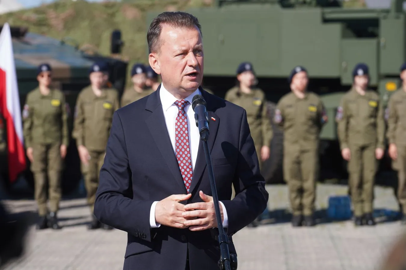 Wybita szyba w biurze poselskim Błaszczaka. "Czekaliście na program totalnej opozycji?"