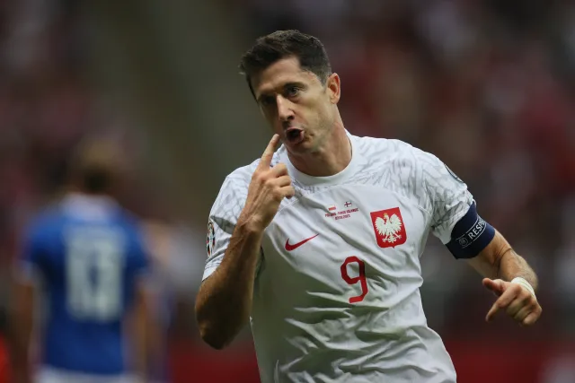 Robert Lewandowski łączy i dzieli. Czy jest kadrze niezbędny? [FELIETON]