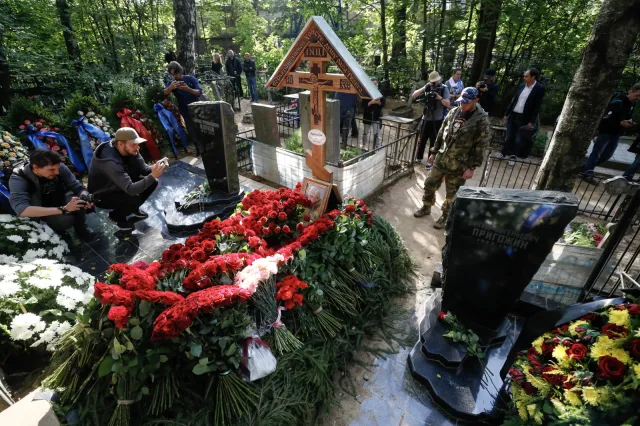 Tajemnicze słowa wśród kwiatów na nagrobku Prigożyna. Ktoś pożegnał go dwuznacznym wierszem...