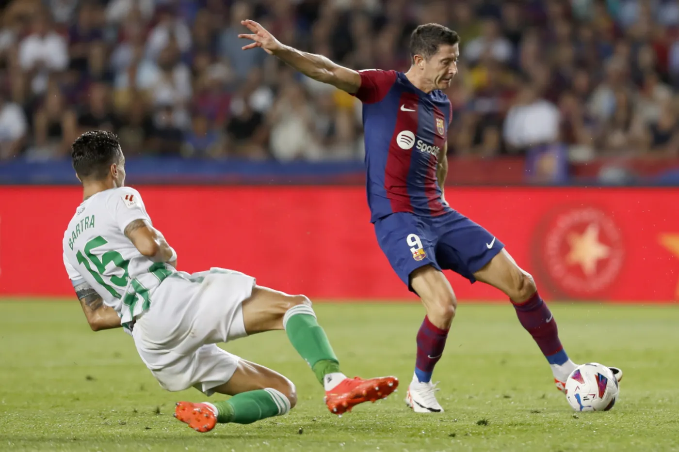 Barcelona rozbiła Betis, gol i dwie asysty Lewandowskiego