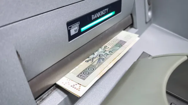 Znalazła kartę bankomatową i płaciła za zakupy. Odpowie za kradzież