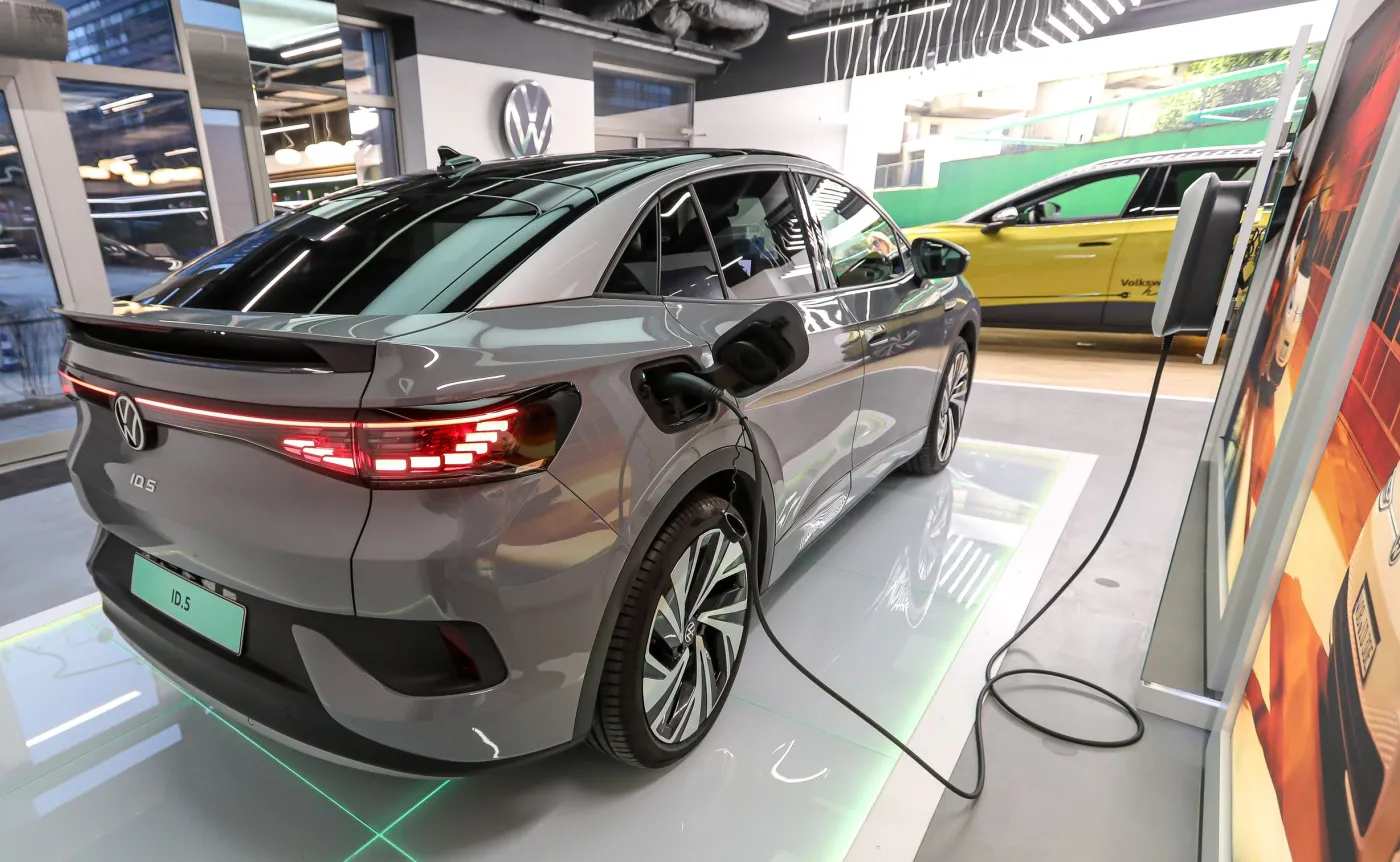 Samochód elektryczny i brak prądu? Prędzej nalejesz benzyny do diesla