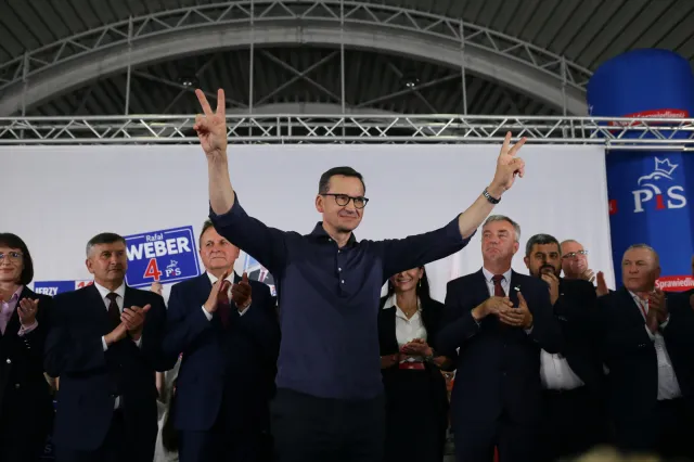 Morawiecki otworzył "teczkę Tuska": Jest w niej wszystko, o czym oni chcieliby zapomnieć