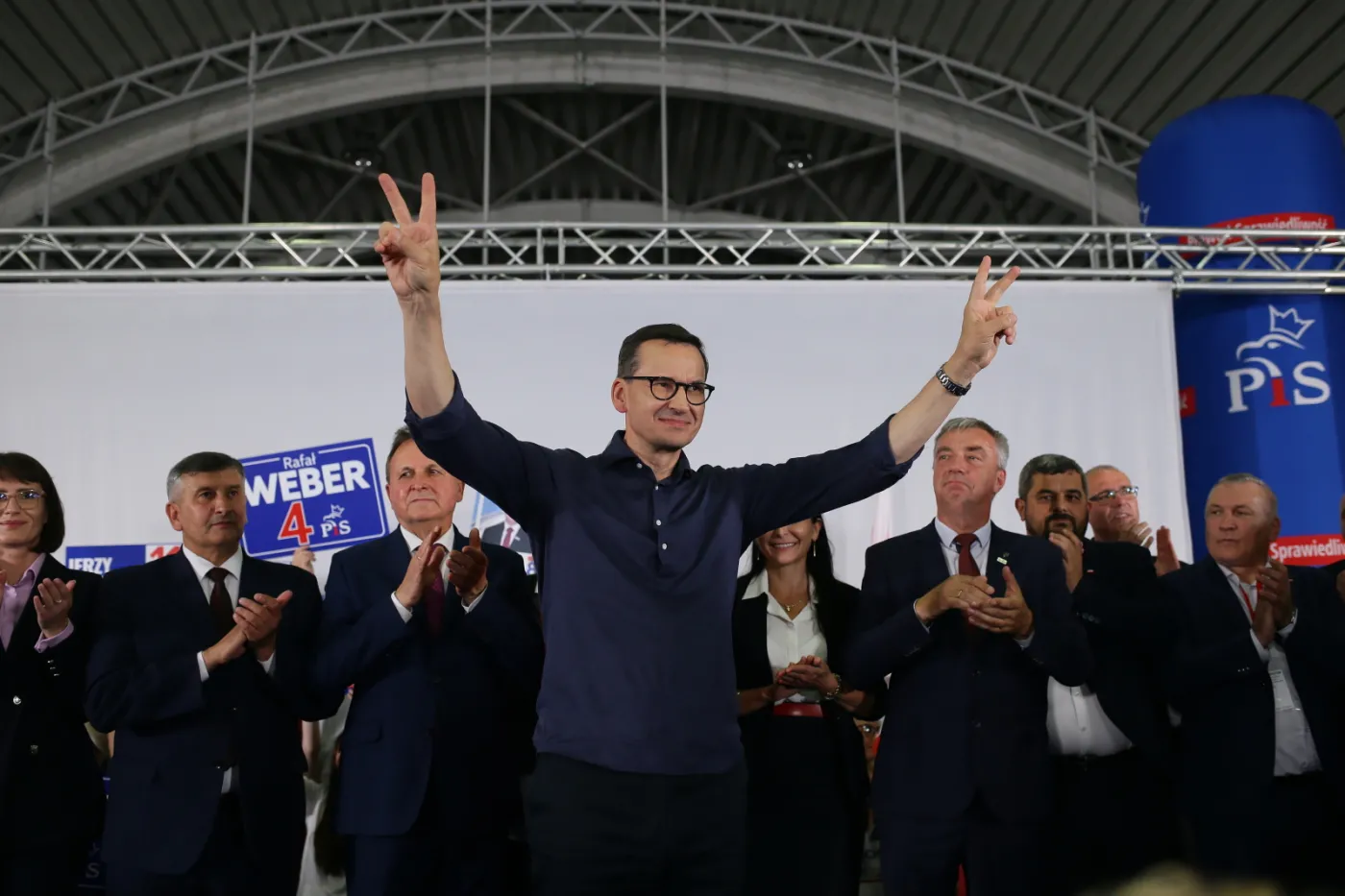 Morawiecki otworzył "teczkę Tuska": Jest w niej wszystko, o czym oni chcieliby zapomnieć