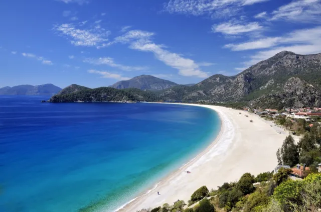 Wakacje w październiku? Polacy zwracają uwagę na jedną datę