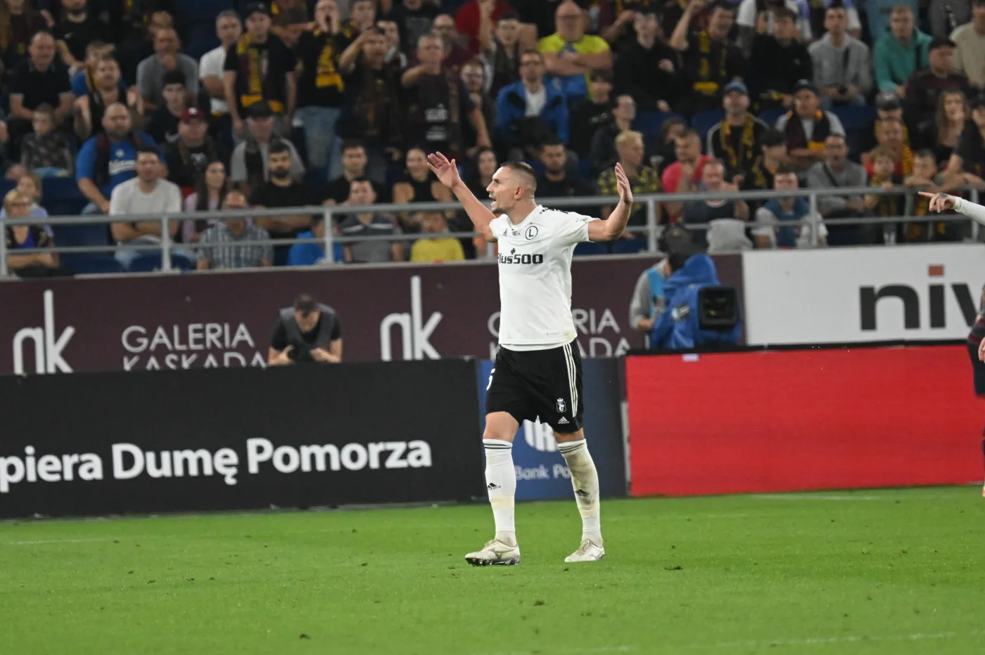 Jędrzejczyk "wyleciał" z boiska. Czy za to należała mu się czerwona kartka? [WIDEO]