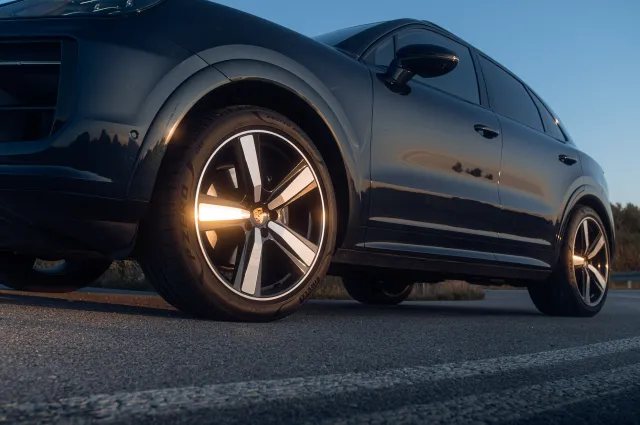 Zawieszenie czyni cuda, a we wnętrzu rewolucja. Nowe Porsche Cayenne